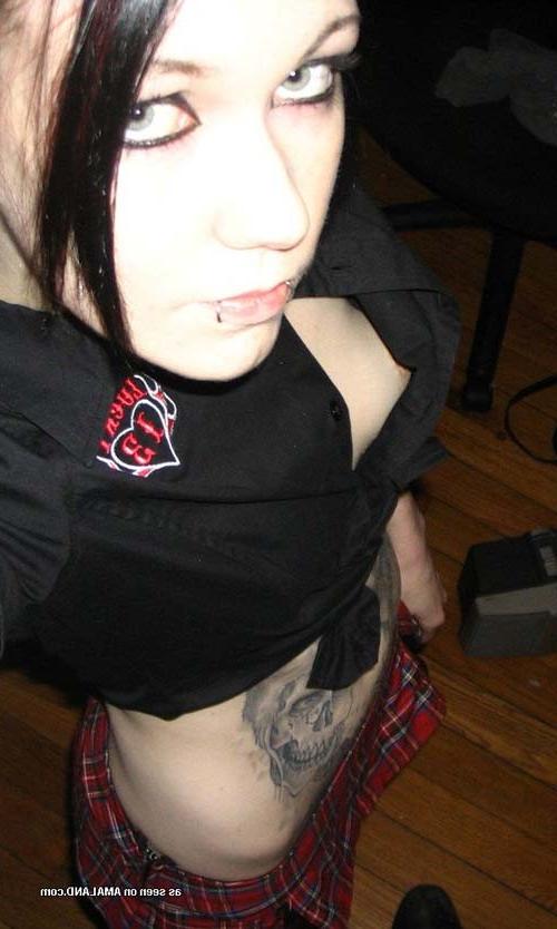 16P Hot goth chick's naked pics