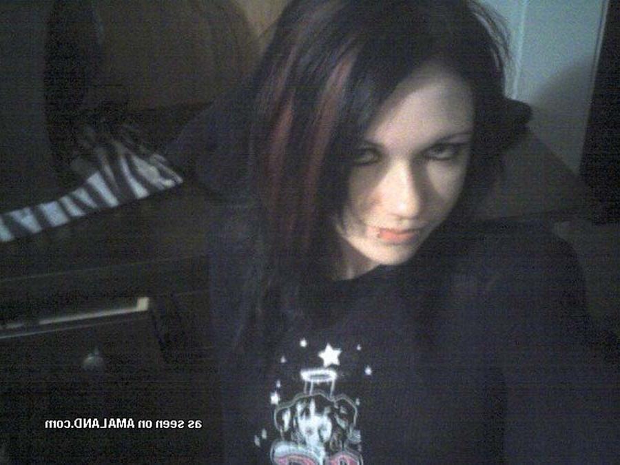 16P Hot goth chick's naked pics