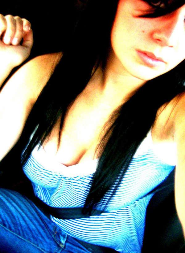 16P An amateur gothic babe's selfpics