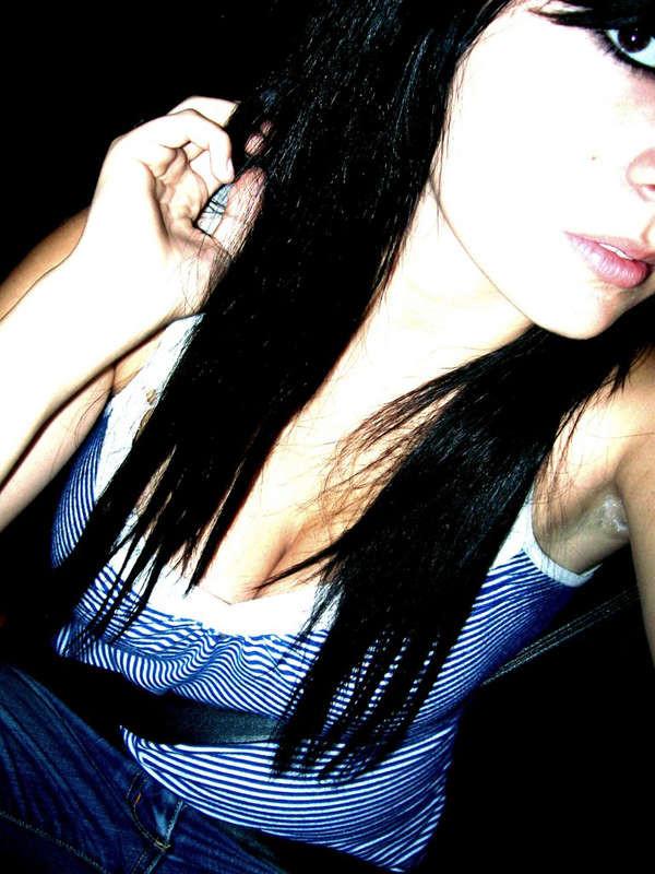16P An amateur gothic babe's selfpics