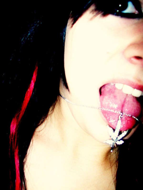16P An amateur gothic babe's selfpics