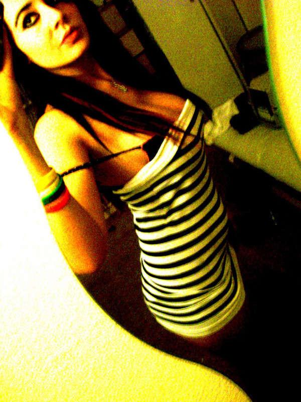 16P An amateur gothic babe's selfpics