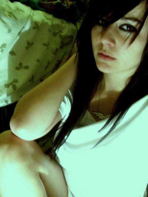 16P An amateur gothic babe's selfpics