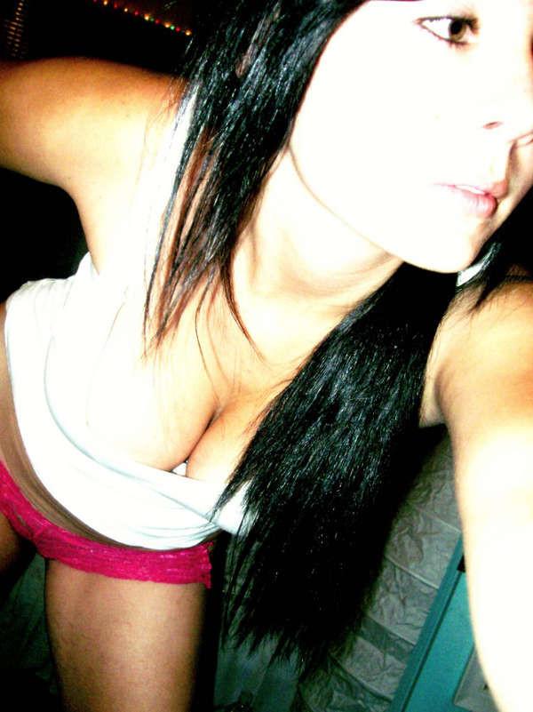16P An amateur gothic babe's selfpics