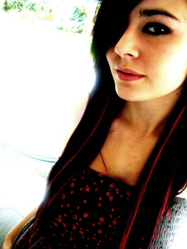 16P An amateur gothic babe's selfpics