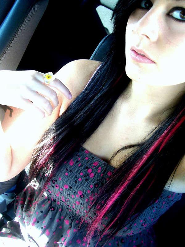 16P An amateur gothic babe's selfpics