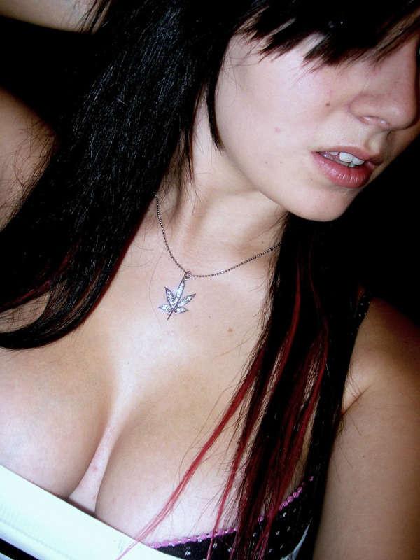 16P An amateur gothic babe's selfpics