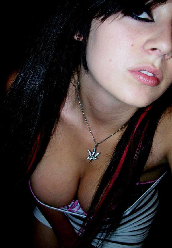 16P An amateur gothic babe's selfpics
