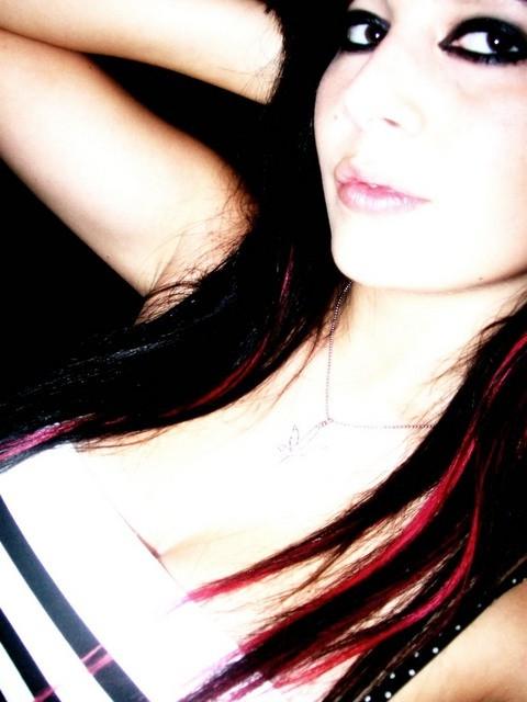 16P An amateur gothic babe's selfpics