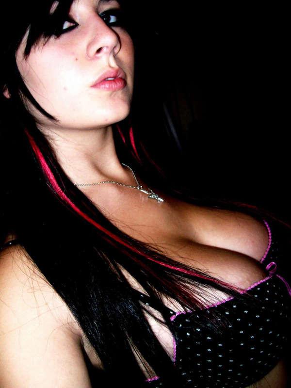 16P An amateur gothic babe's selfpics