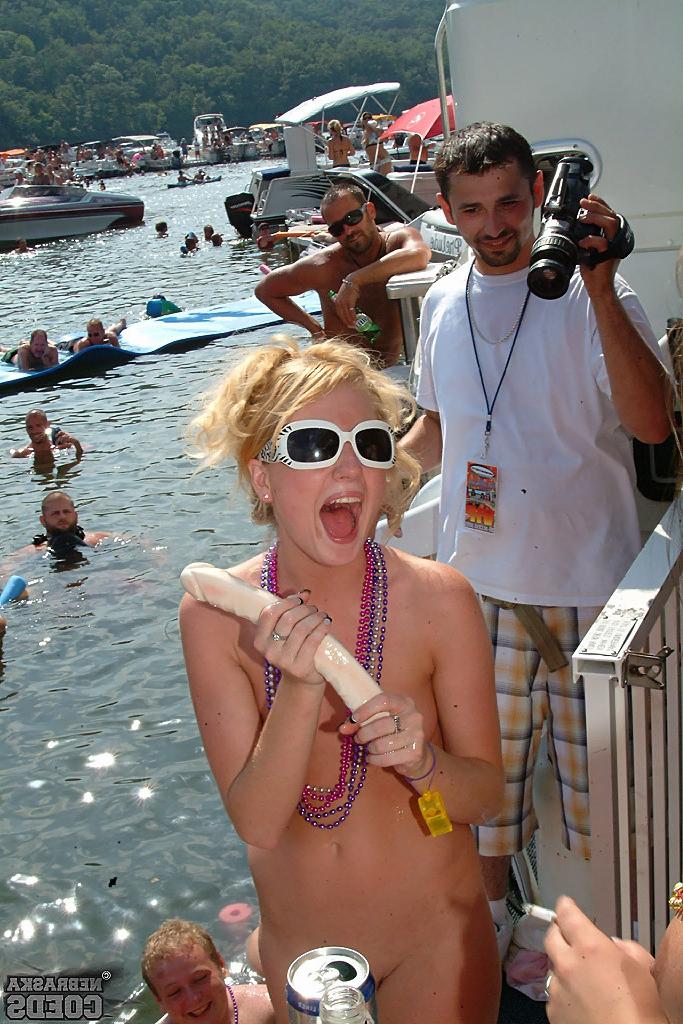 15P Amateur college girls flashing in public and get naughty at the hotel