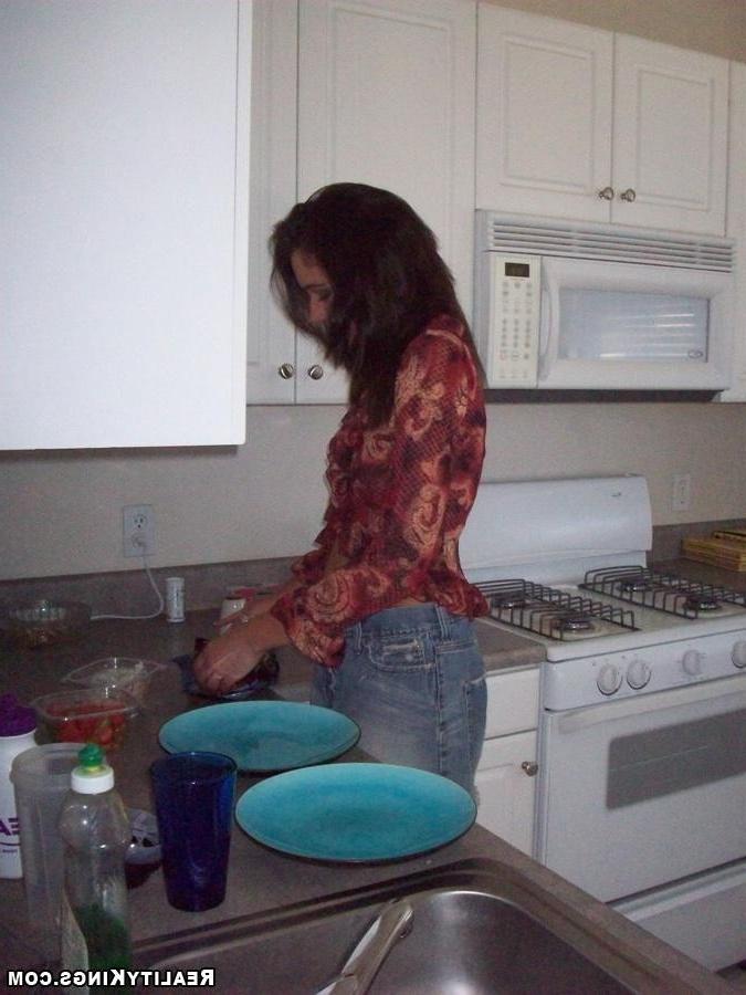 16P A housewife leaves her chores to give her hubby a good fuck