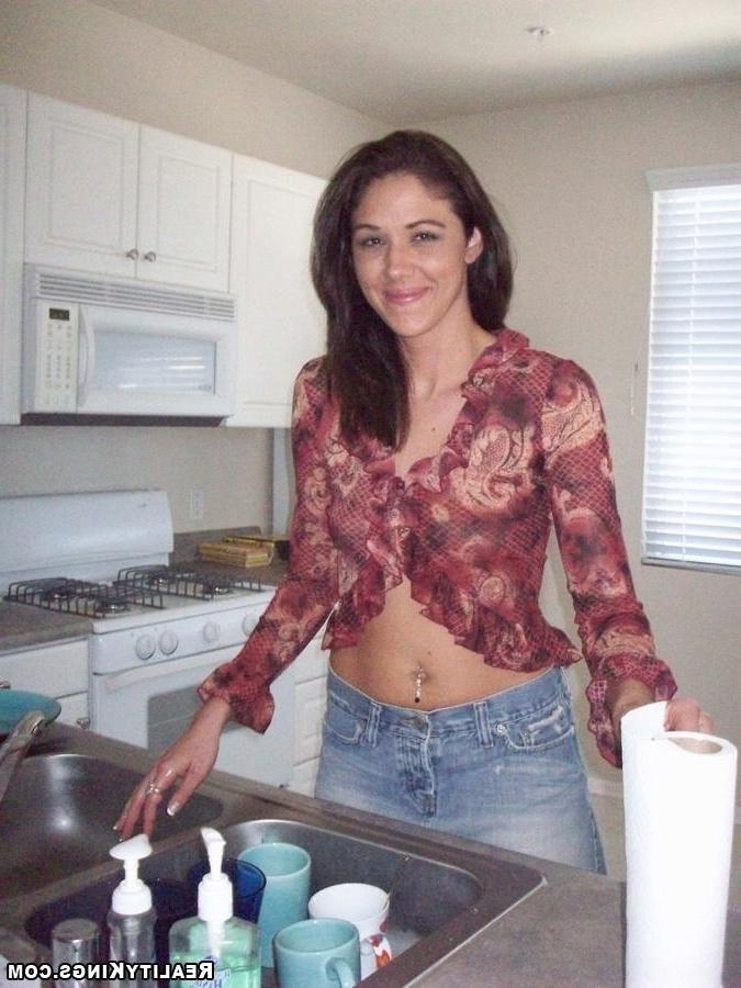16P A housewife leaves her chores to give her hubby a good fuck