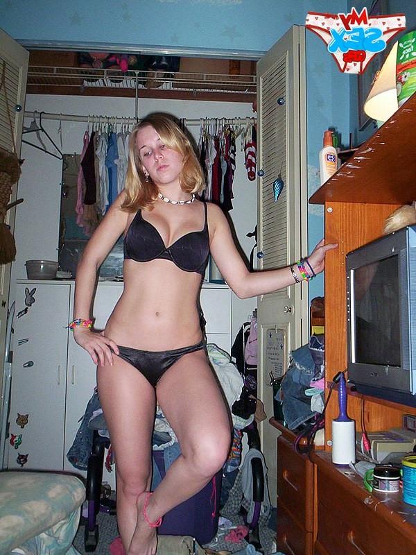 12P Naughty girlfriend dancing without bikini bra