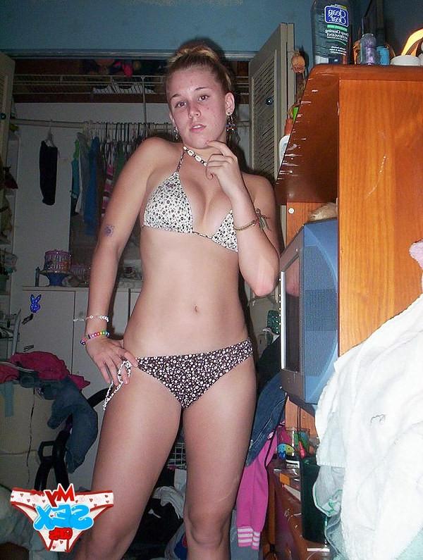 12P Naughty girlfriend dancing without bikini bra