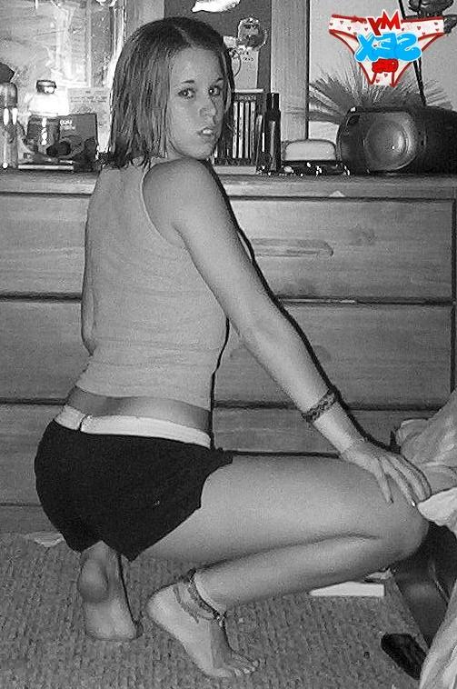 12P Naughty girlfriend dancing without bikini bra