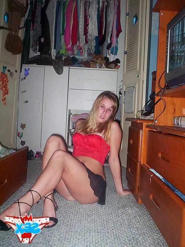 12P Naughty girlfriend dancing without bikini bra