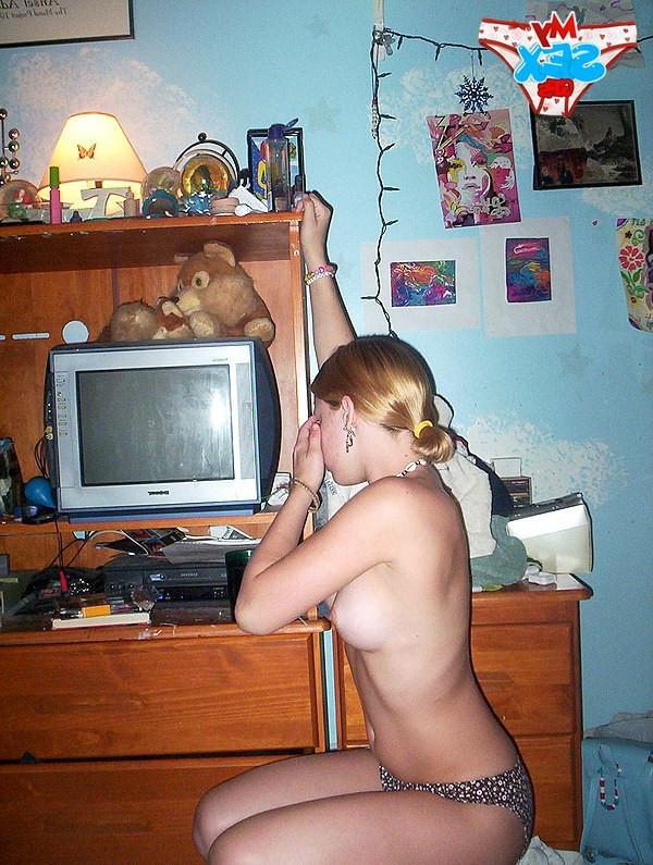 12P Naughty girlfriend dancing without bikini bra