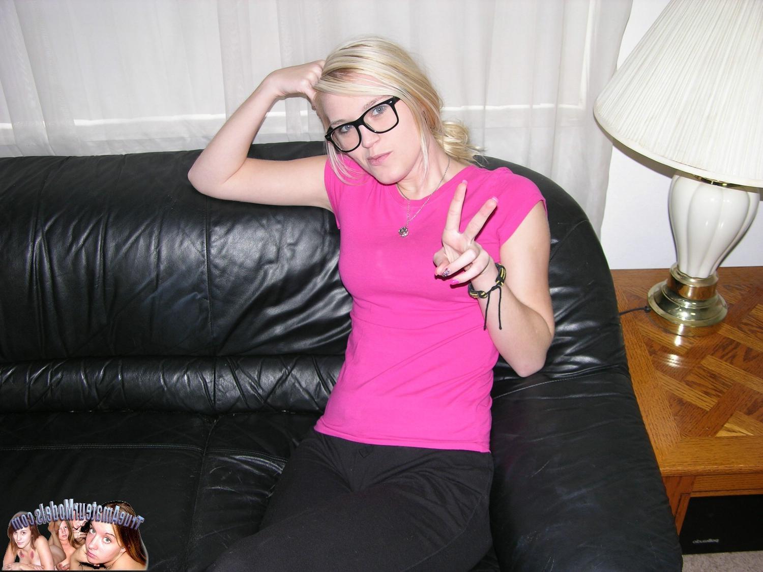 10P Hot Amateur Blonde Nerd Modeling And Spreading Nude