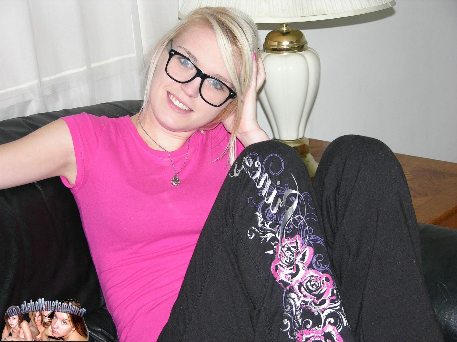 10P Hot Amateur Blonde Nerd Modeling And Spreading Nude