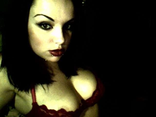 16P Pics of goth chick stripping