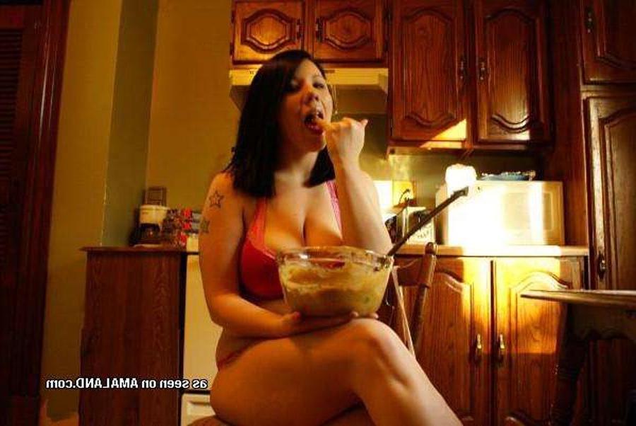 10P Curvy chick halfnaked in the kitchen