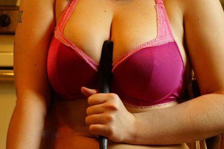 10P Curvy chick halfnaked in the kitchen