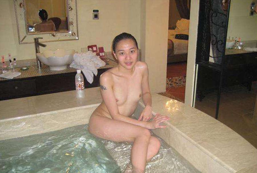 10P Pictures of an asian teen who likes red lace panties