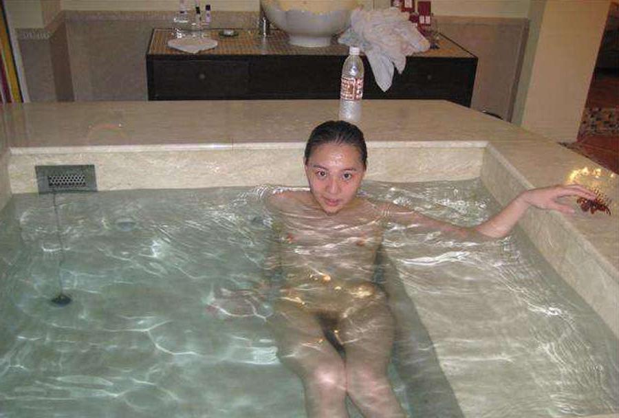 10P Pictures of an asian teen who likes red lace panties