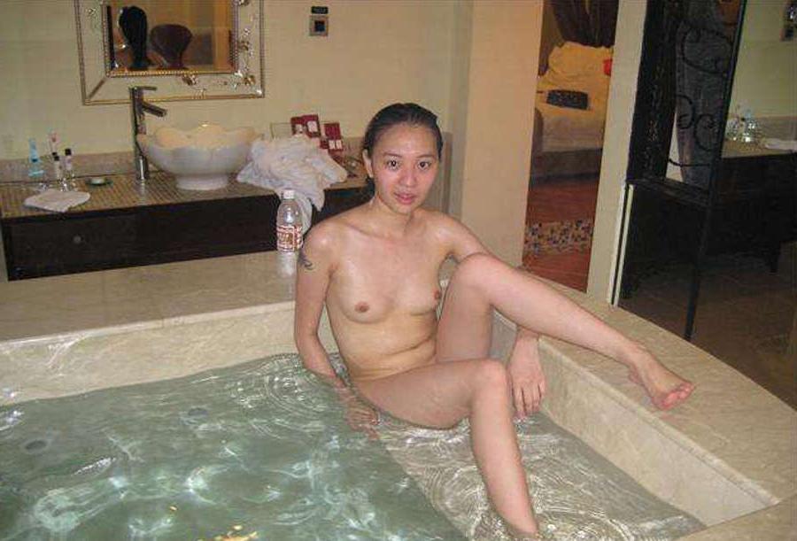 10P Pictures of an asian teen who likes red lace panties
