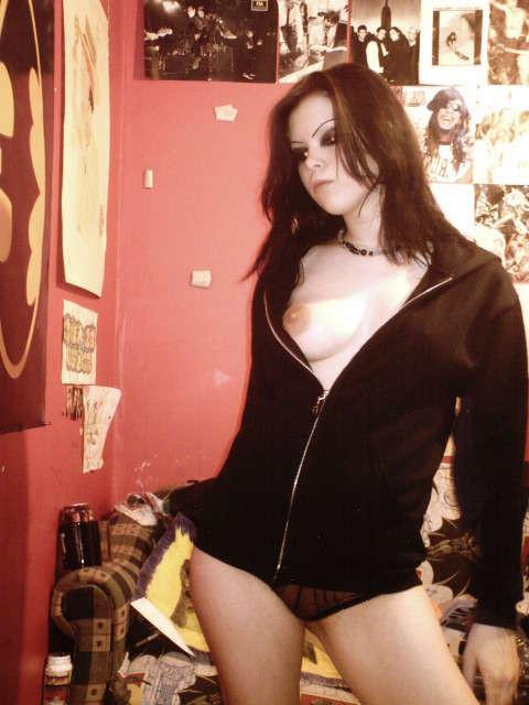 15P Hot naked goth chick