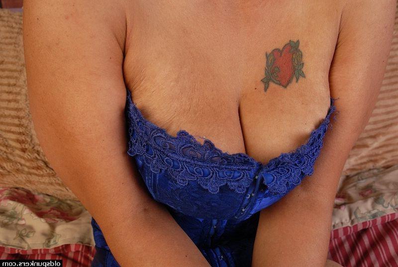 12P Mature black pussy has orgasm
