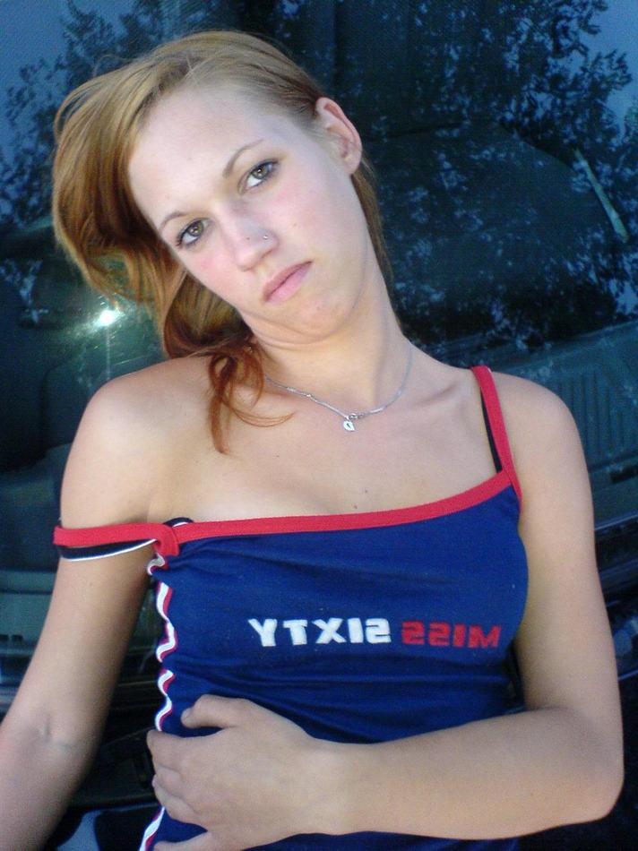 15P Amateur teen GF poses outdoors and shaves hairy pussy in shower