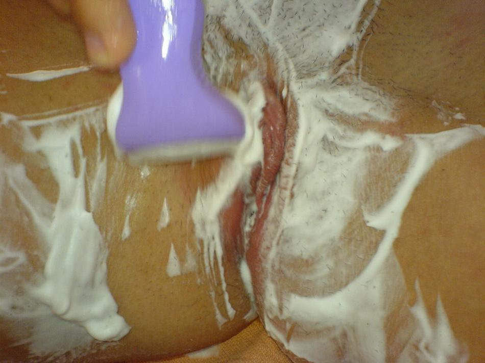 15P Amateur teen GF poses outdoors and shaves hairy pussy in shower