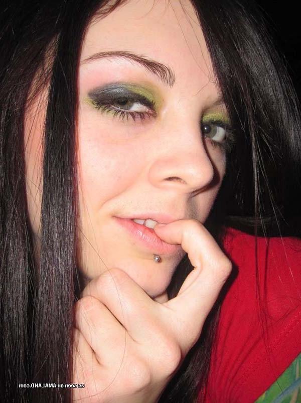 16P Hot sultry gothic babe's selfpics