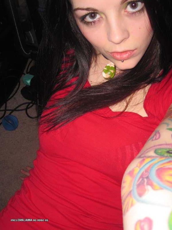 16P Hot sultry gothic babe's selfpics