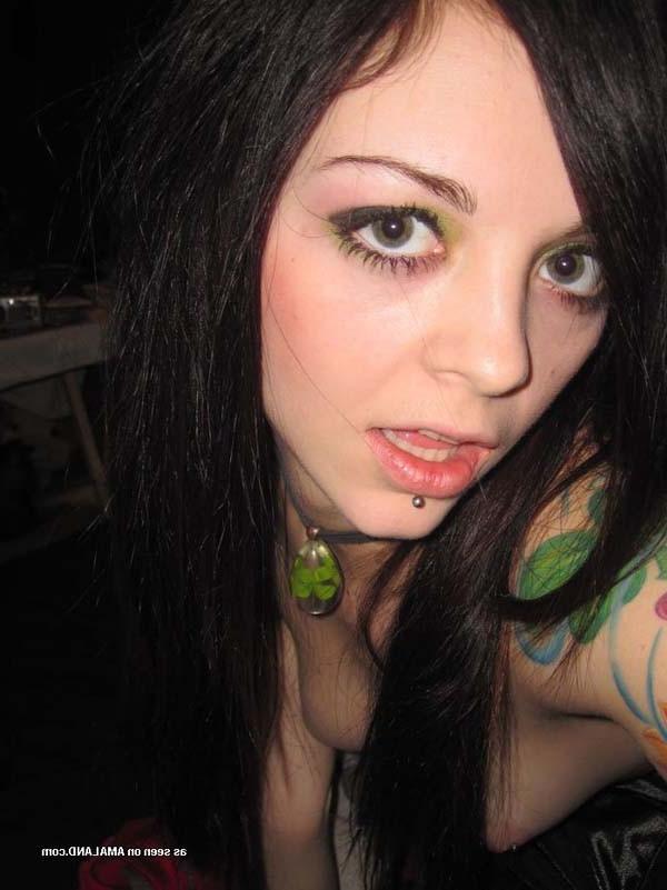 16P Hot sultry gothic babe's selfpics
