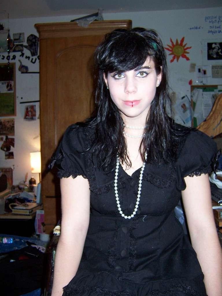 15P Posing naked goth chick