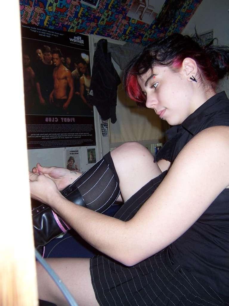 15P Posing naked goth chick