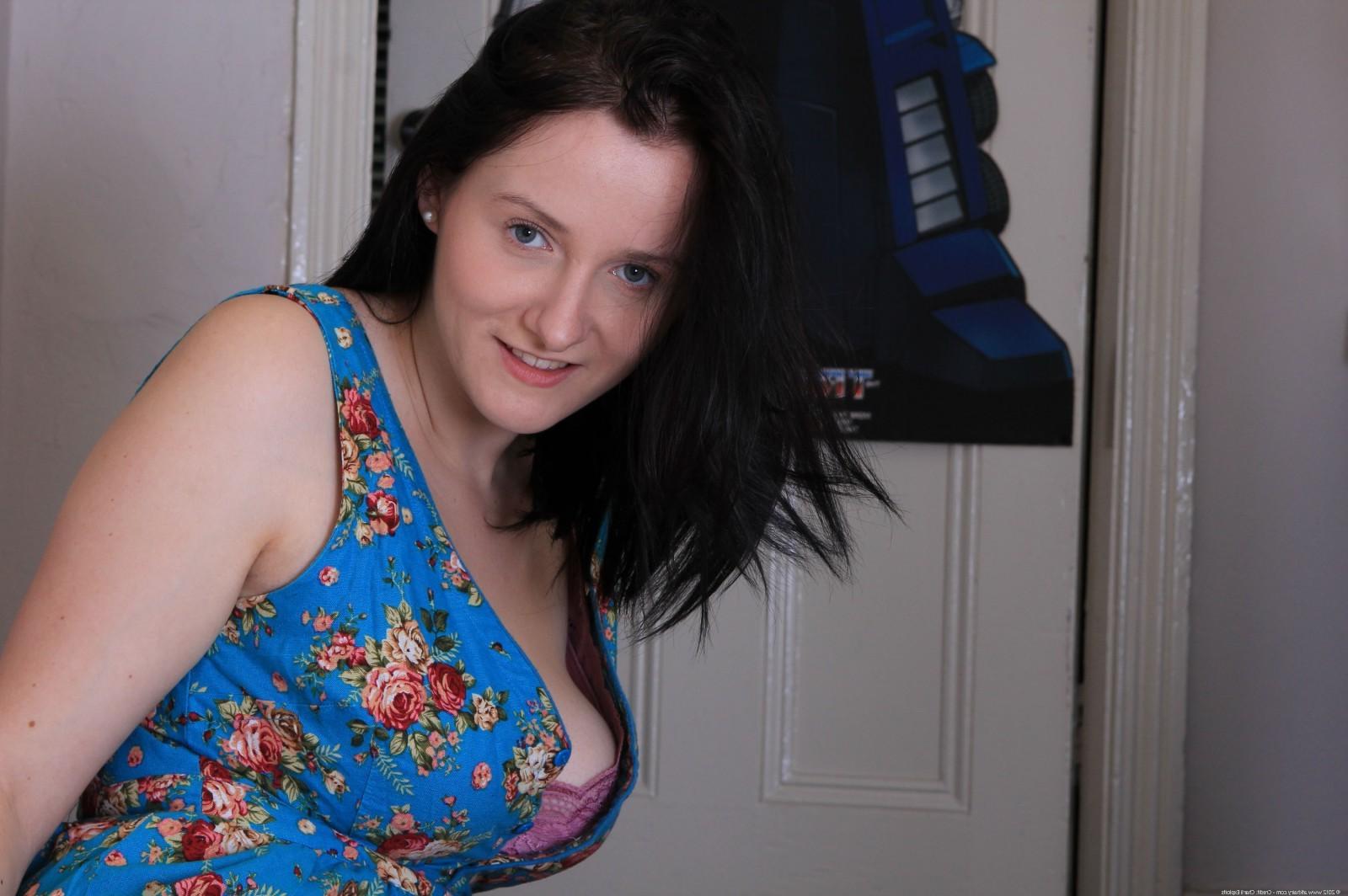 15P Hairy playful amateur showing unshaven muff