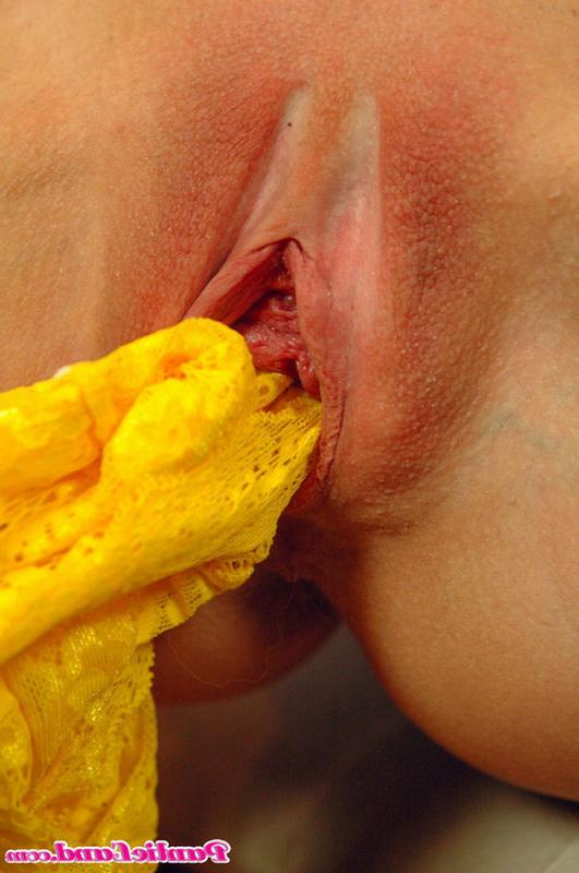 15P Die blonde Tracy zieht sich in der Küche ihr gelbes Spitzenhöschen aus