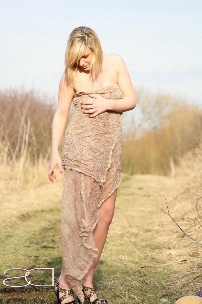 15P Nude busty babe in public place!