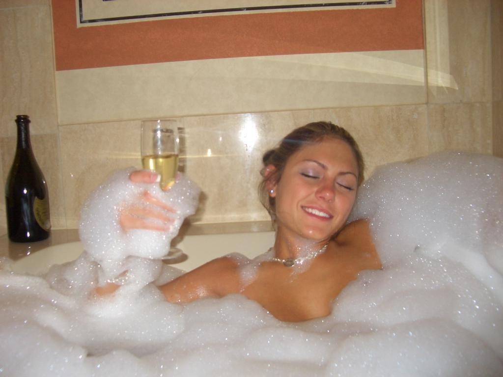 15P Babes taking shower and rubbing wet bodies with foam