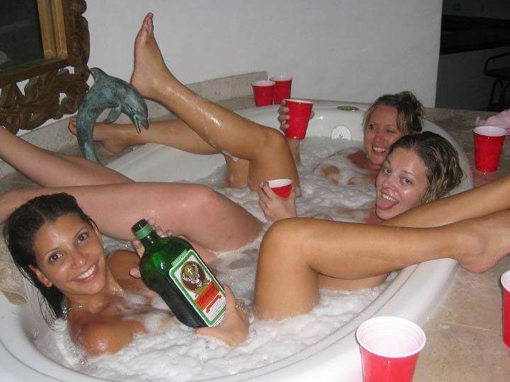 15P Babes taking shower and rubbing wet bodies with foam