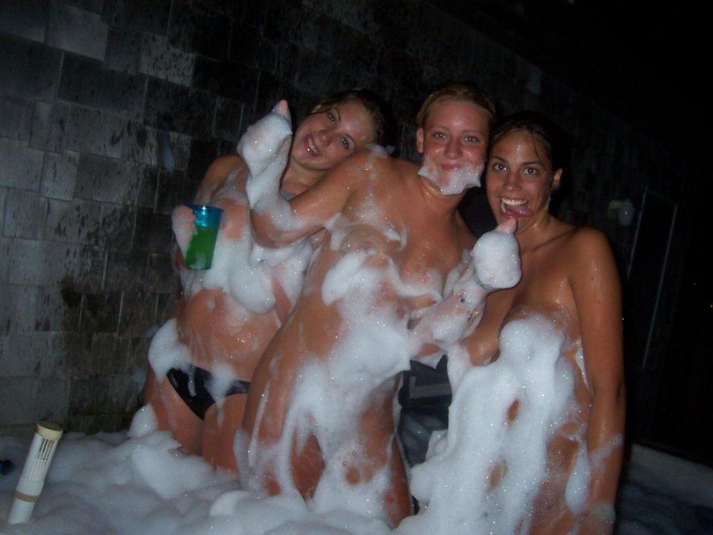15P Babes taking shower and rubbing wet bodies with foam