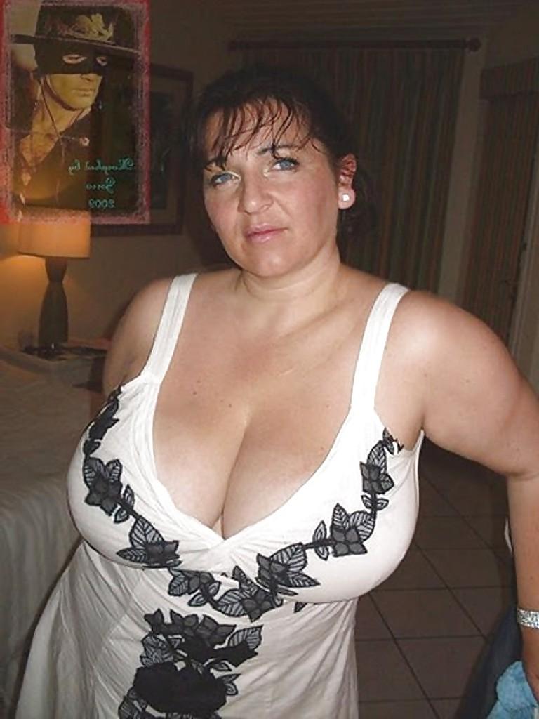 19P Big tits cleavage