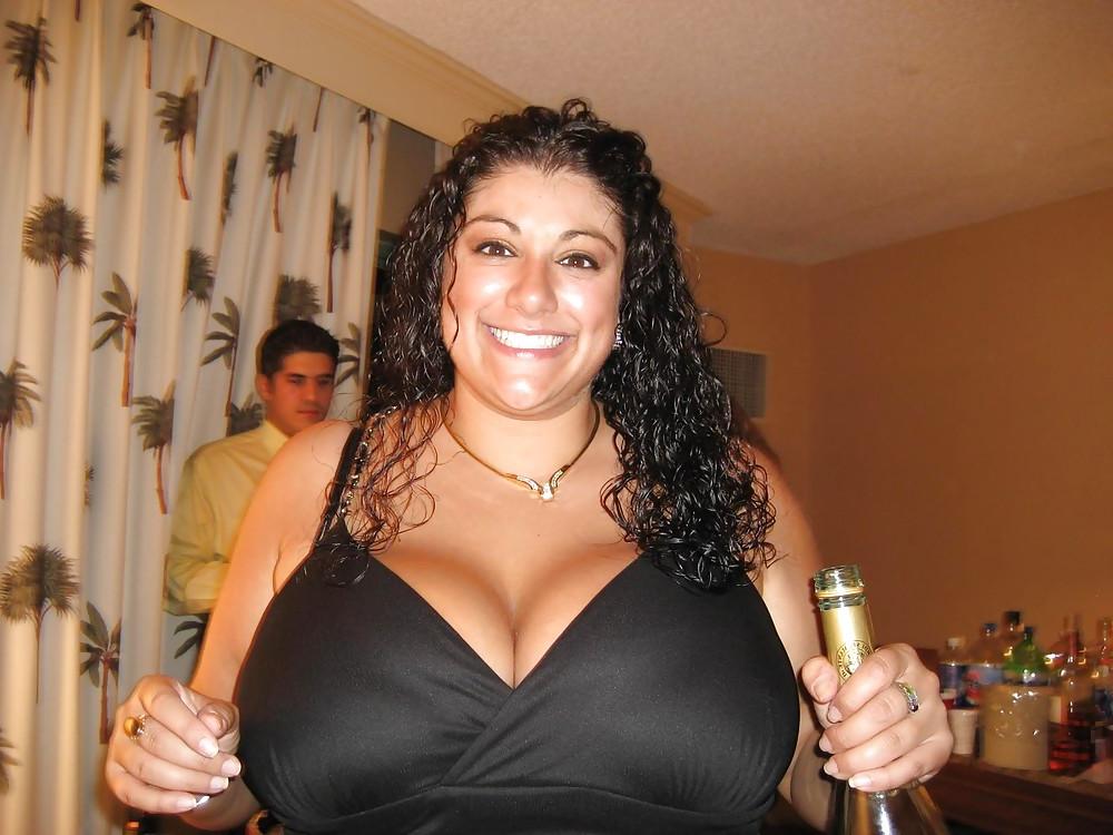 19P Big tits cleavage