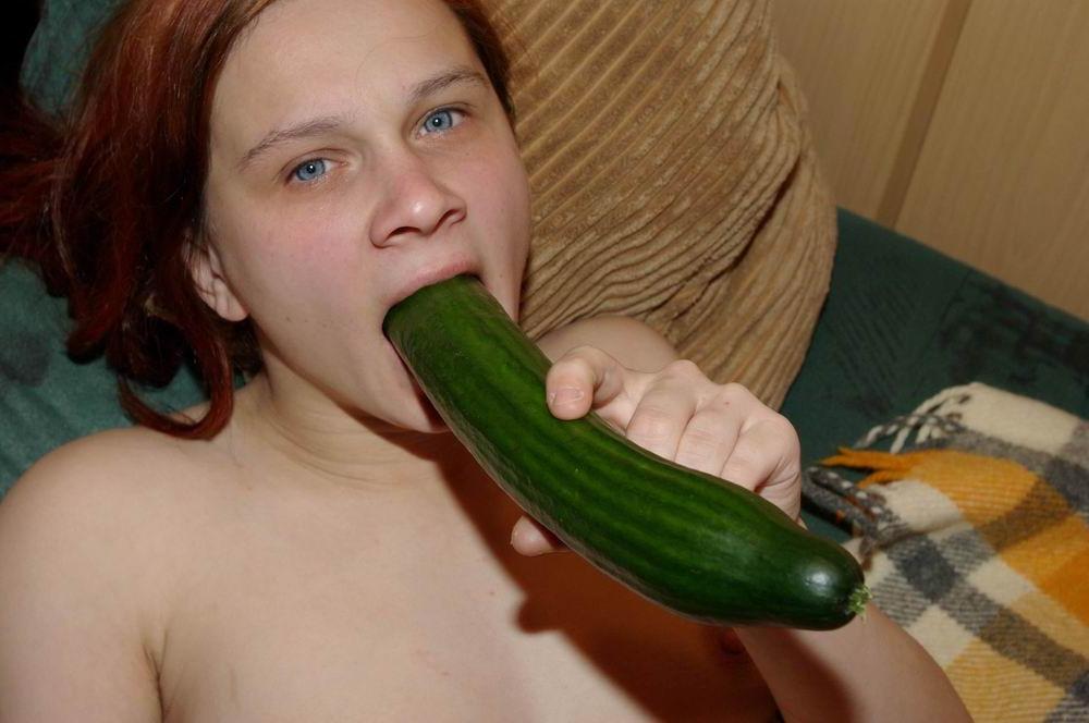 15P babe toying huge cucumber up her ass