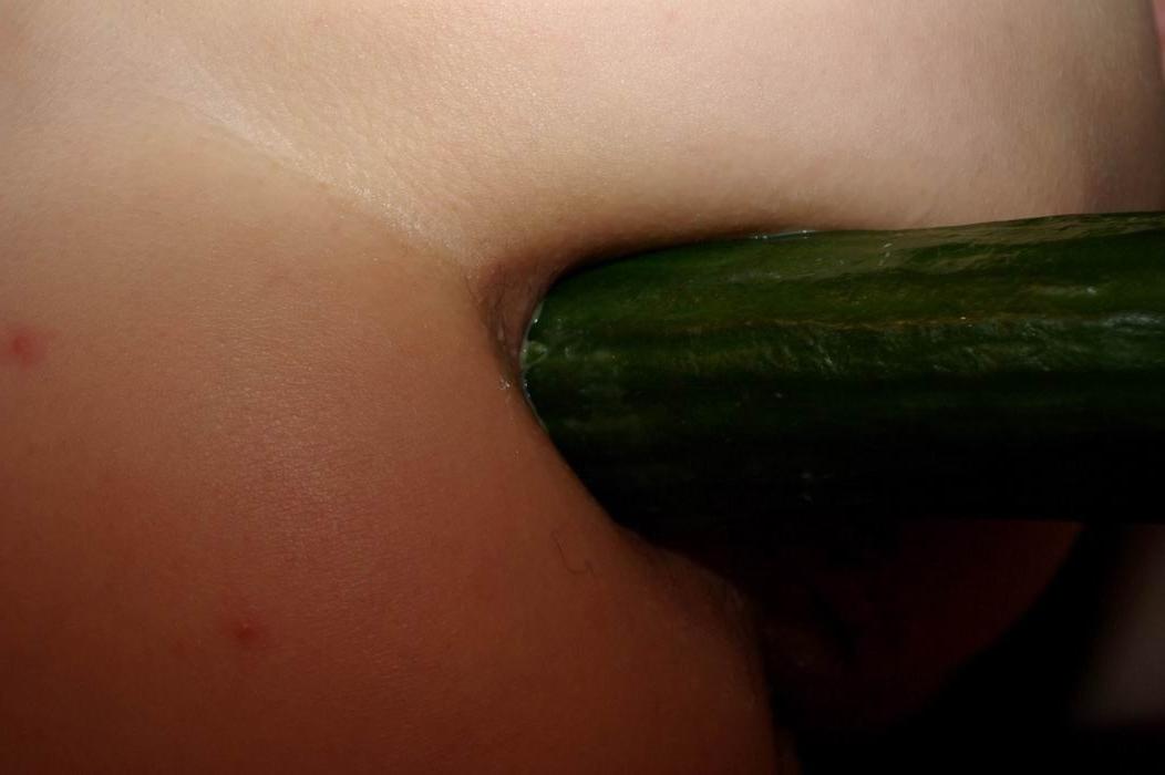15P babe toying huge cucumber up her ass