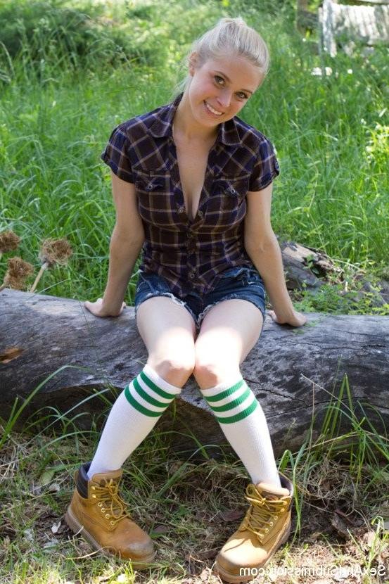 14P It was a nice day for Penny Pax and Anikka Albrite to try rough sex outdoors